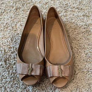 Tory Burch, nude Patton, leather peep, toe flats. Women’s size 7.